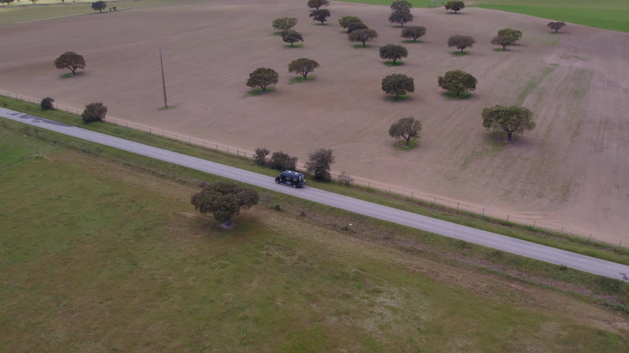 鸟瞰图的乡村景观与道路和露营者，葡萄牙。视频素材