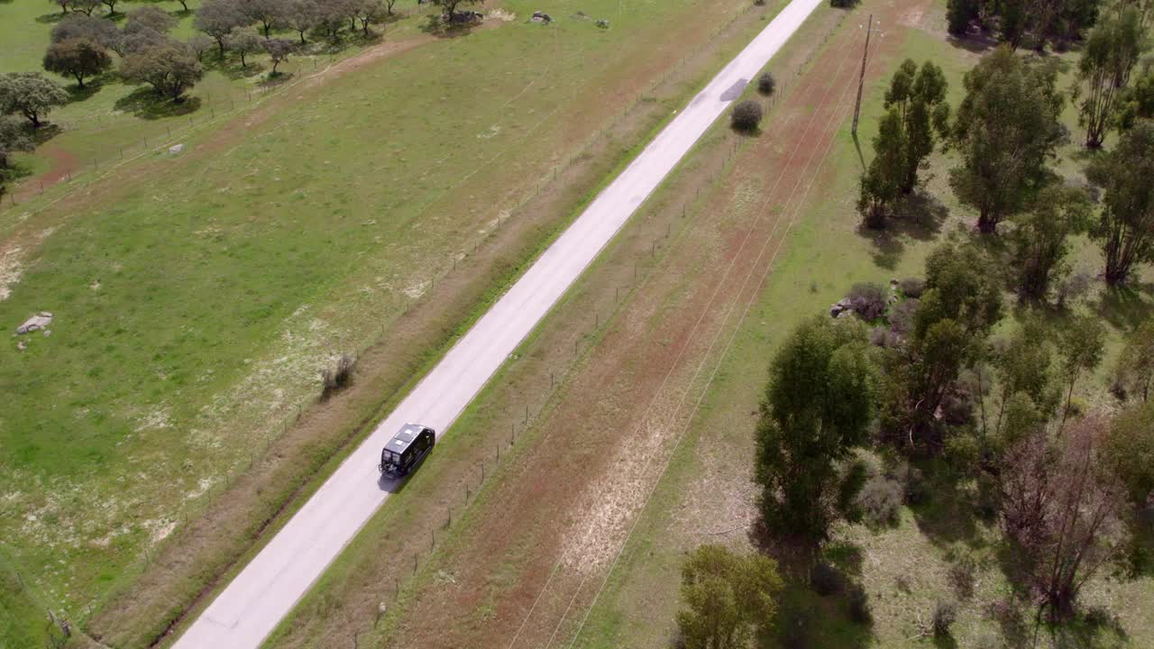 鸟瞰乡村道路与露营者在绿色景观，葡萄牙。视频素材