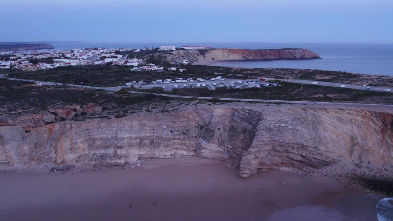 鸟瞰图海浪冲击悬崖在日落，萨格雷斯，葡萄牙。视频素材