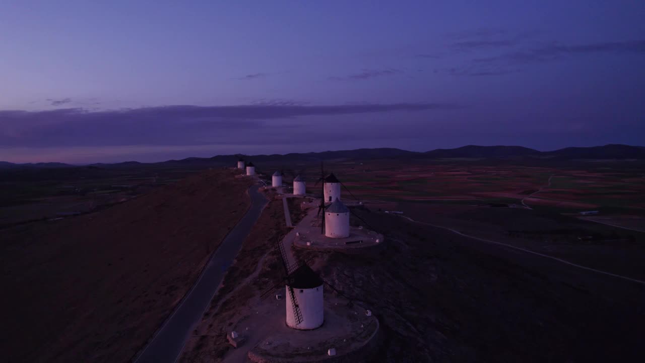 西班牙的风车、风景、日落、道路和城堡鸟瞰图。视频素材