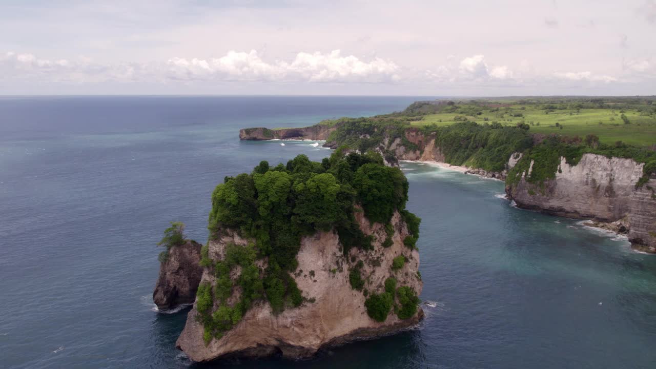 鸟瞰印尼热带海滩，海浪和岩石。视频素材