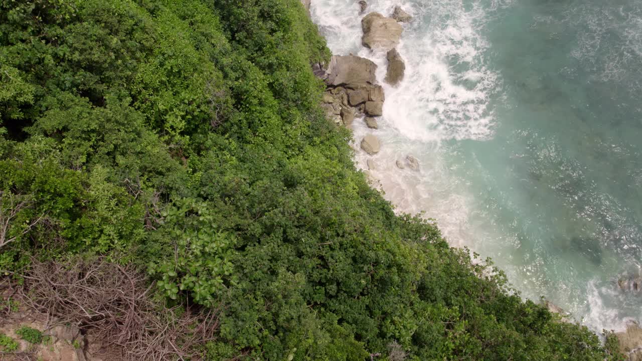 鸟瞰宁静的海滩和悬崖，印度尼西亚。视频素材