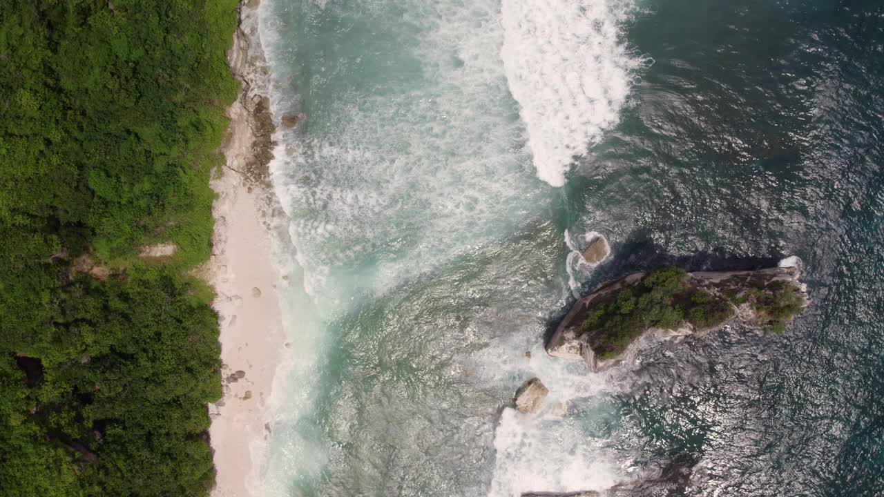 鸟瞰海滩与海浪，岩石，悬崖，松巴岛，印度尼西亚。视频素材