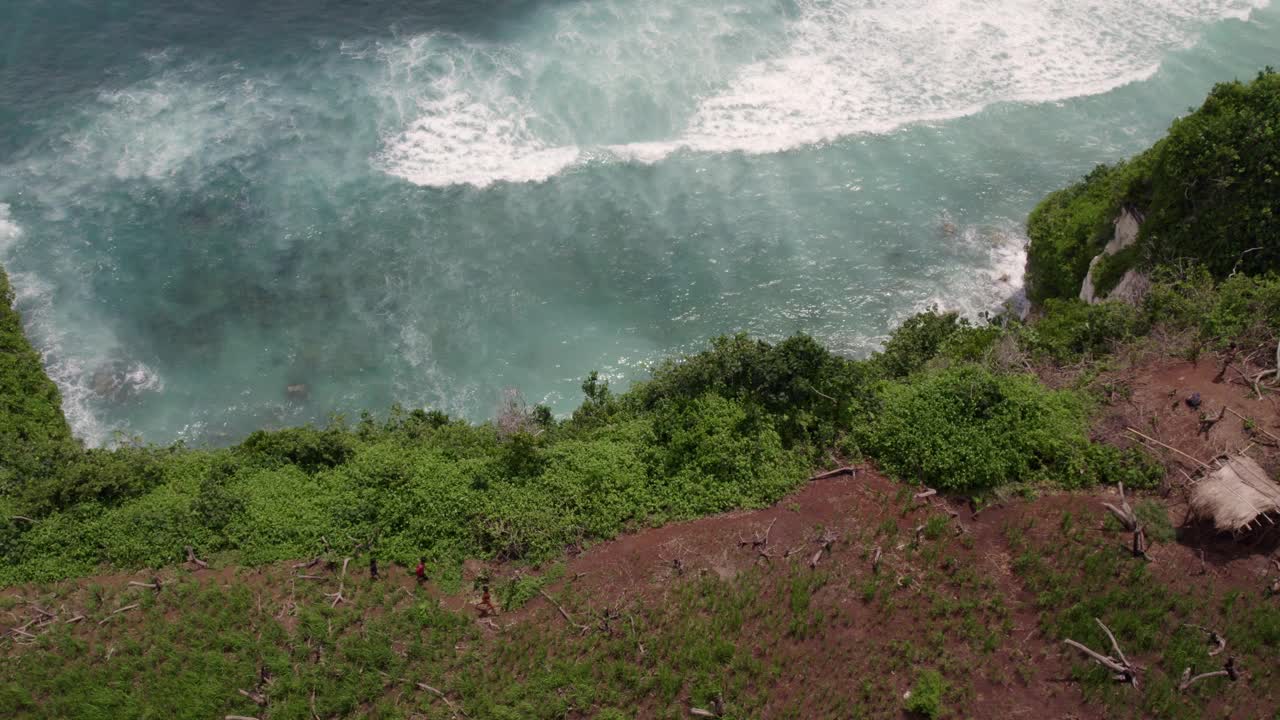 悬崖，海浪，岩石，印度尼西亚印度洋的植被鸟瞰图。视频素材