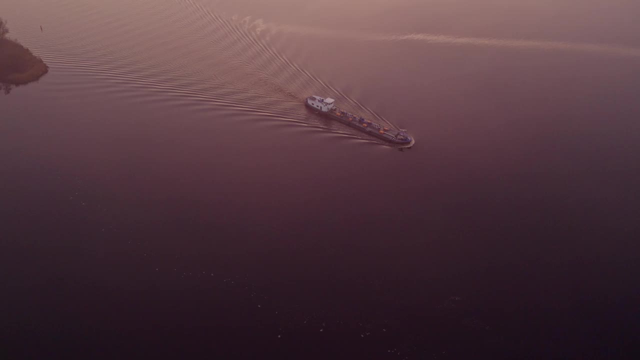 鸟瞰图，宁静的湖泊与晨雾和船只，荷兰。视频素材