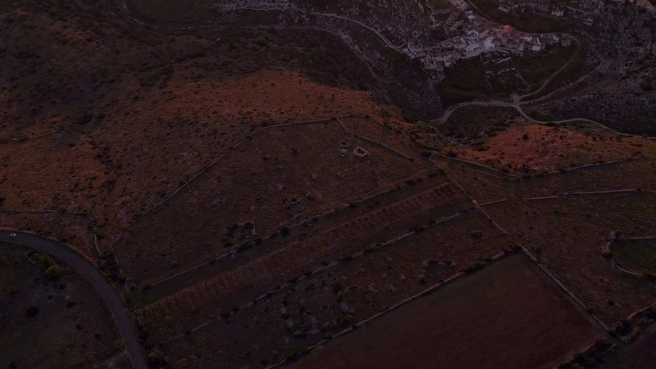 夕阳下的基诺萨鸟瞰图，直升机在意大利塔兰托市上空飞行。视频素材