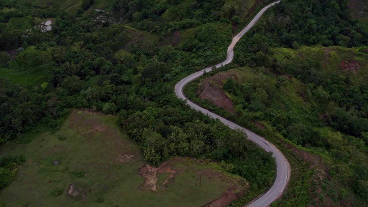 鸟瞰图，郁郁葱葱的山丘和蜿蜒的道路在拉帕尔山，印度尼西亚。视频素材