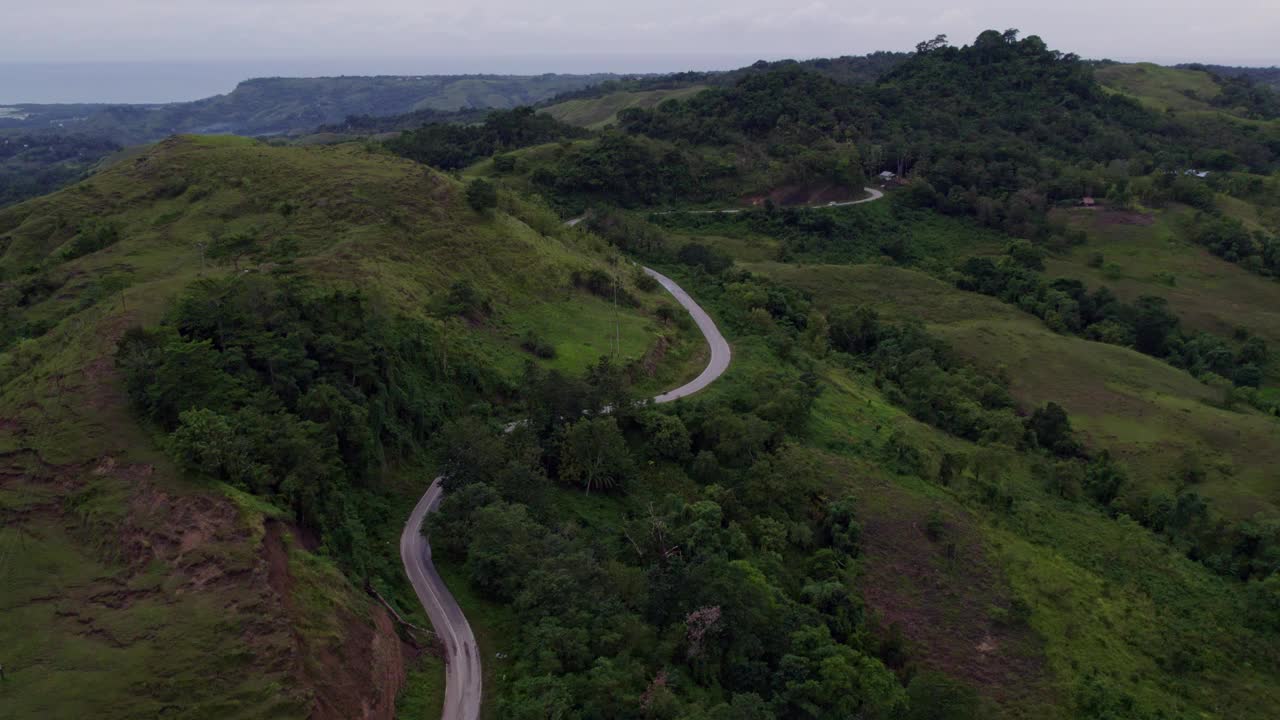 鸟瞰宁静的山丘和蜿蜒的道路，印度尼西亚。视频素材