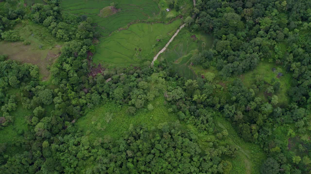 鸟瞰图的山，森林，山谷在拉帕尔山，印度尼西亚。视频素材