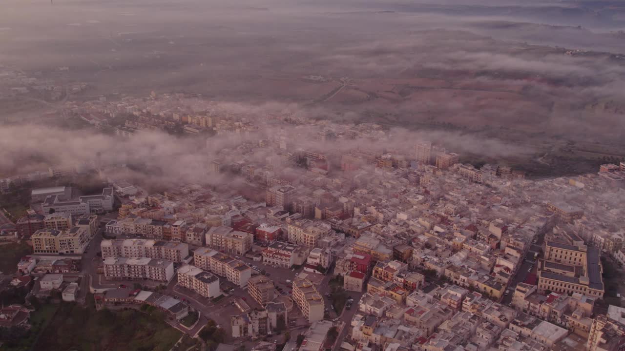 日出时的中世纪城市鸟瞰图，意大利基诺萨。视频素材