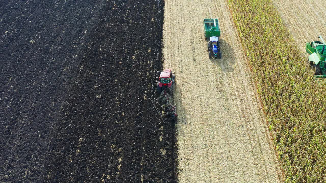 农机在三江平原翻动黑土的航拍照片视频下载