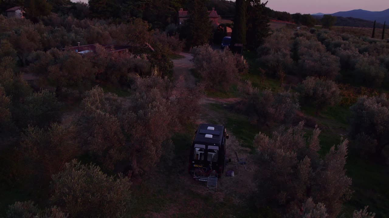 鸟瞰夕阳下的橄榄树、山脉和田野，意大利。视频素材