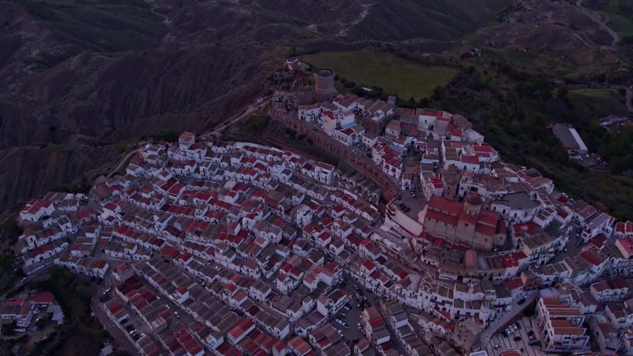 鸟瞰图的村庄，山，城堡，教堂在日落，意大利。视频素材