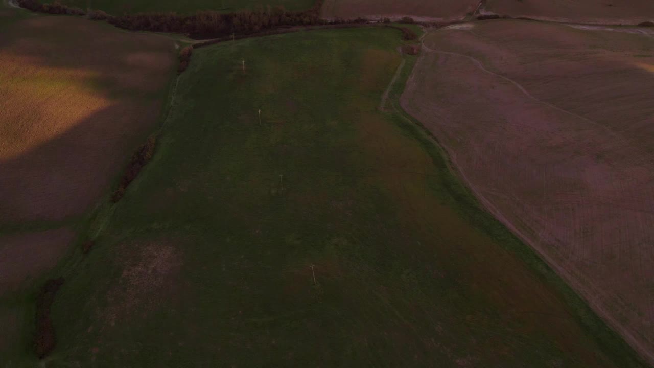 鸟瞰乡村，别墅，田野，日落时的小山，意大利。视频素材