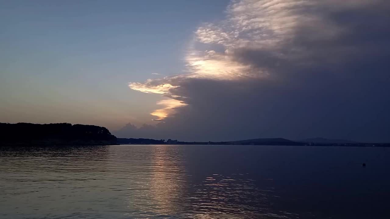 夏天海上的日落或日出。雷雨前平静的海面。保加利亚黑海海岸风景如画的日落。视频下载