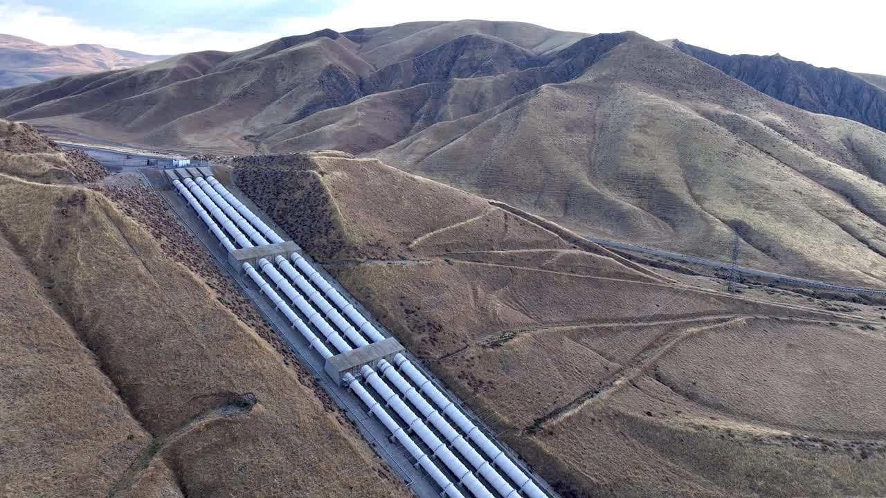 加州输水管道上坡抽水视频素材