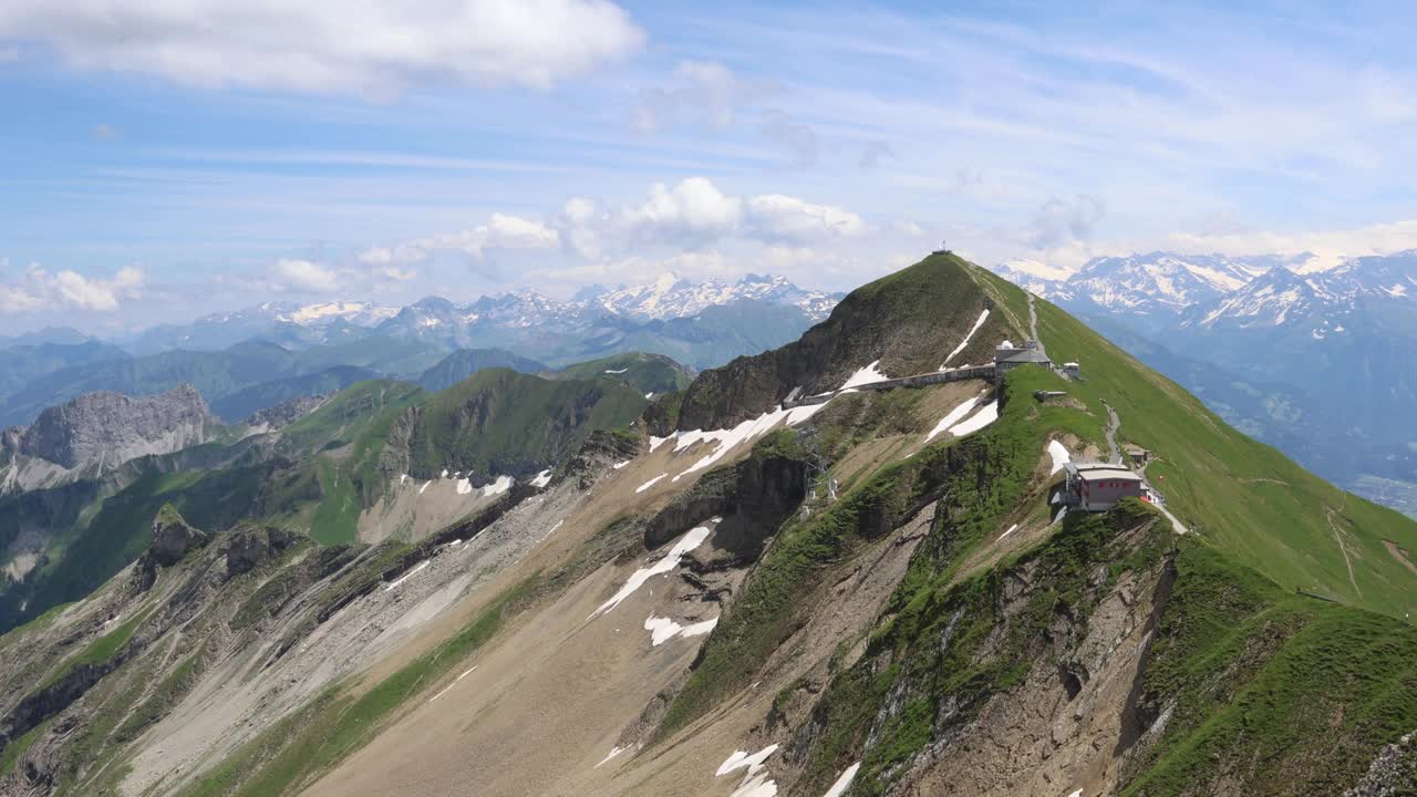 陡峭的山峰，布里恩泽罗索恩瑞士山全景视频下载