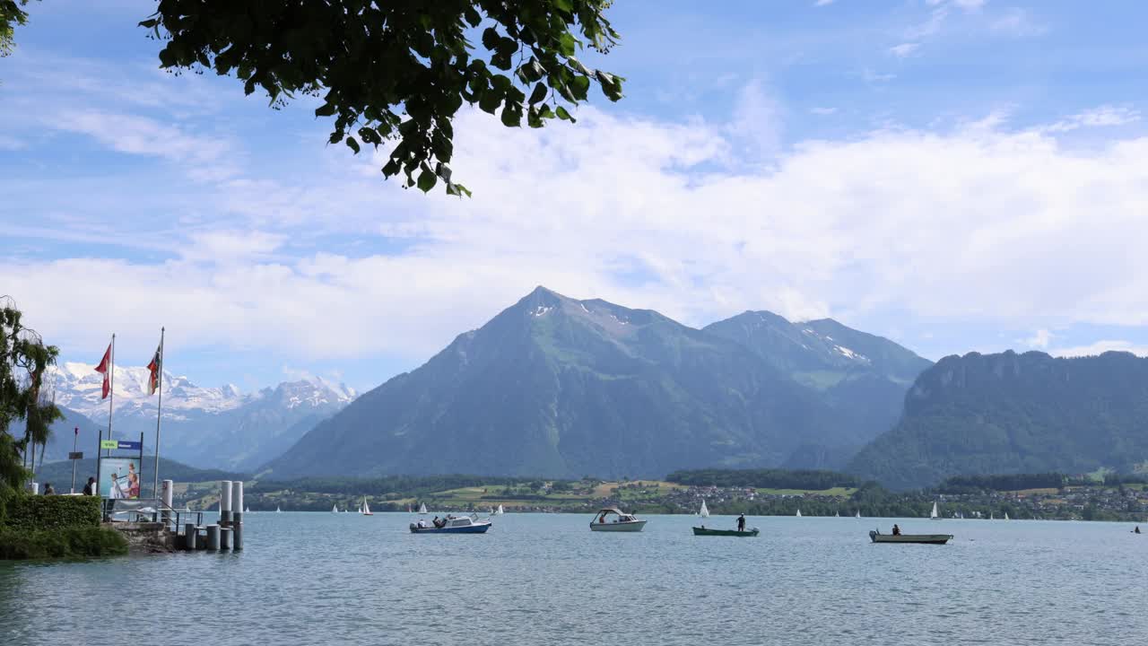 帆船和大型游船在瑞士湖与山的背景，时间流逝视频下载