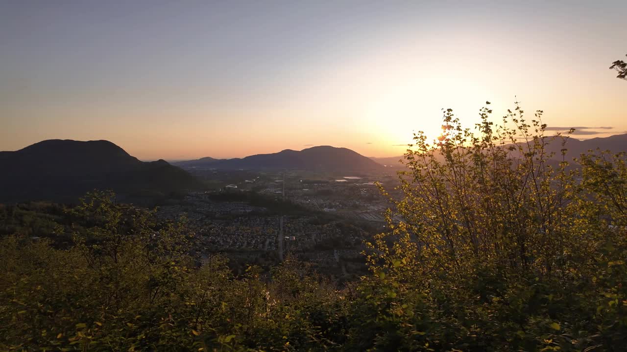 奇利瓦克步道山顶的风景观景点。夕阳西下，春暖花开的季节。树木,注意。加拿大不列颠哥伦比亚省视频素材