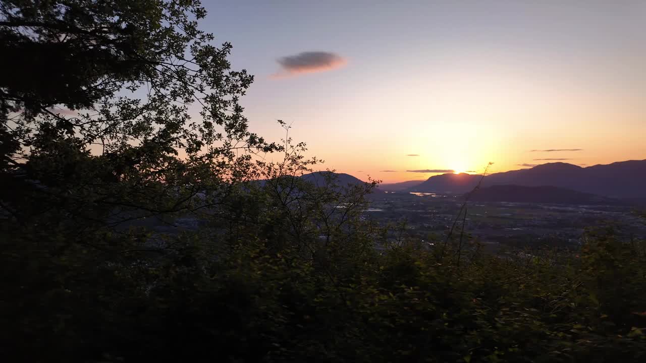 奇利瓦克步道山顶的风景观景点。夕阳西下，春暖花开的季节。树木,注意。加拿大不列颠哥伦比亚省视频素材