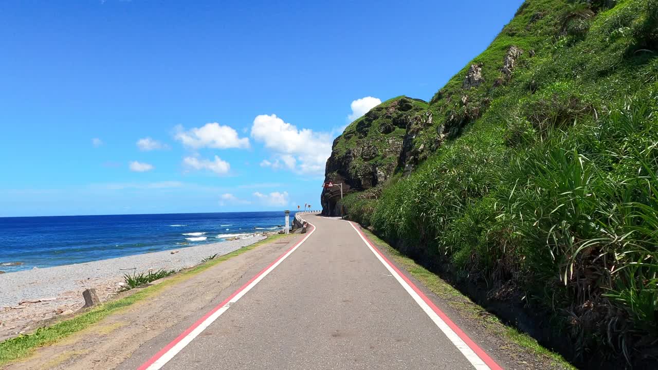 夏季在沿海道路上行驶的汽车视频素材