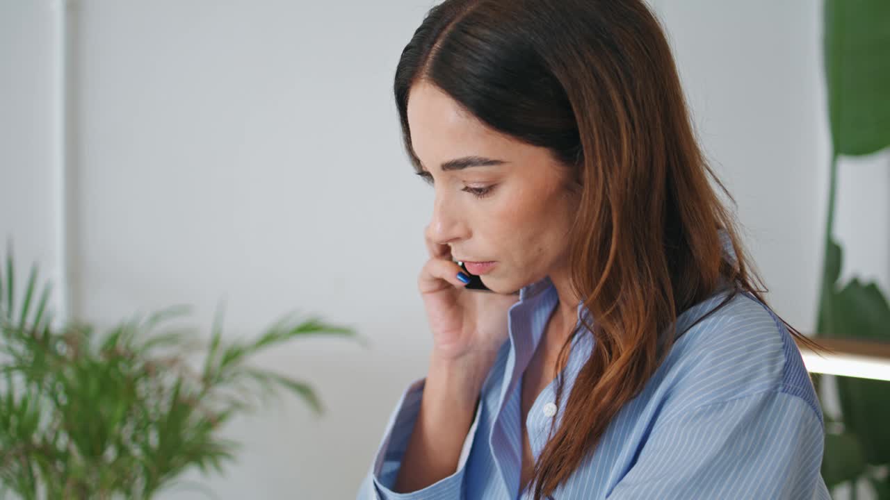 成功企业家用手机聊天特写。职业女性ceo视频素材