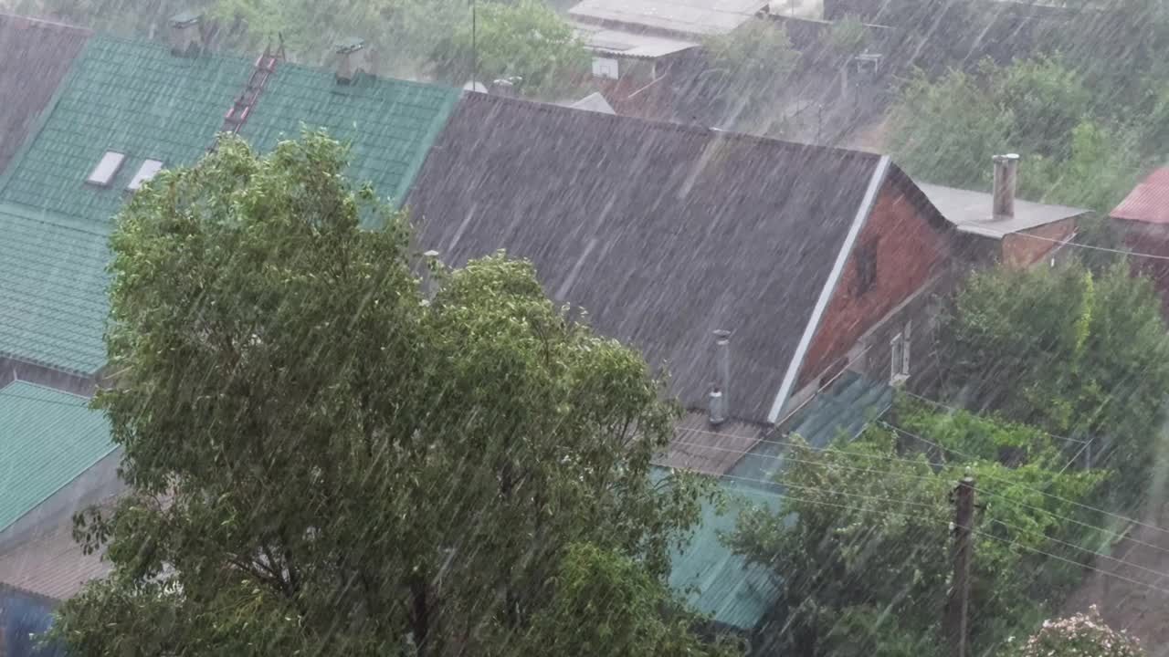 非常大的雨，雨滴落在屋顶上。视频下载