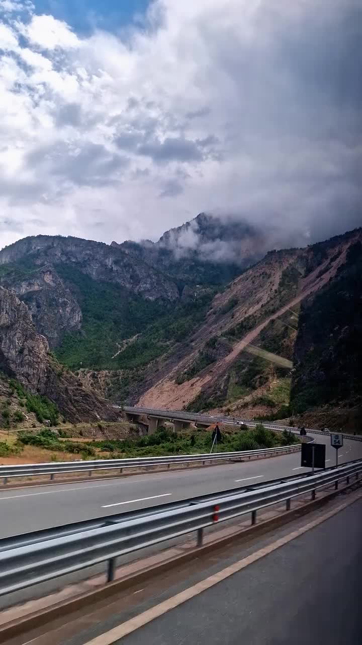 在高速公路上的巴士上，可以看到美丽的山峦和云彩视频下载