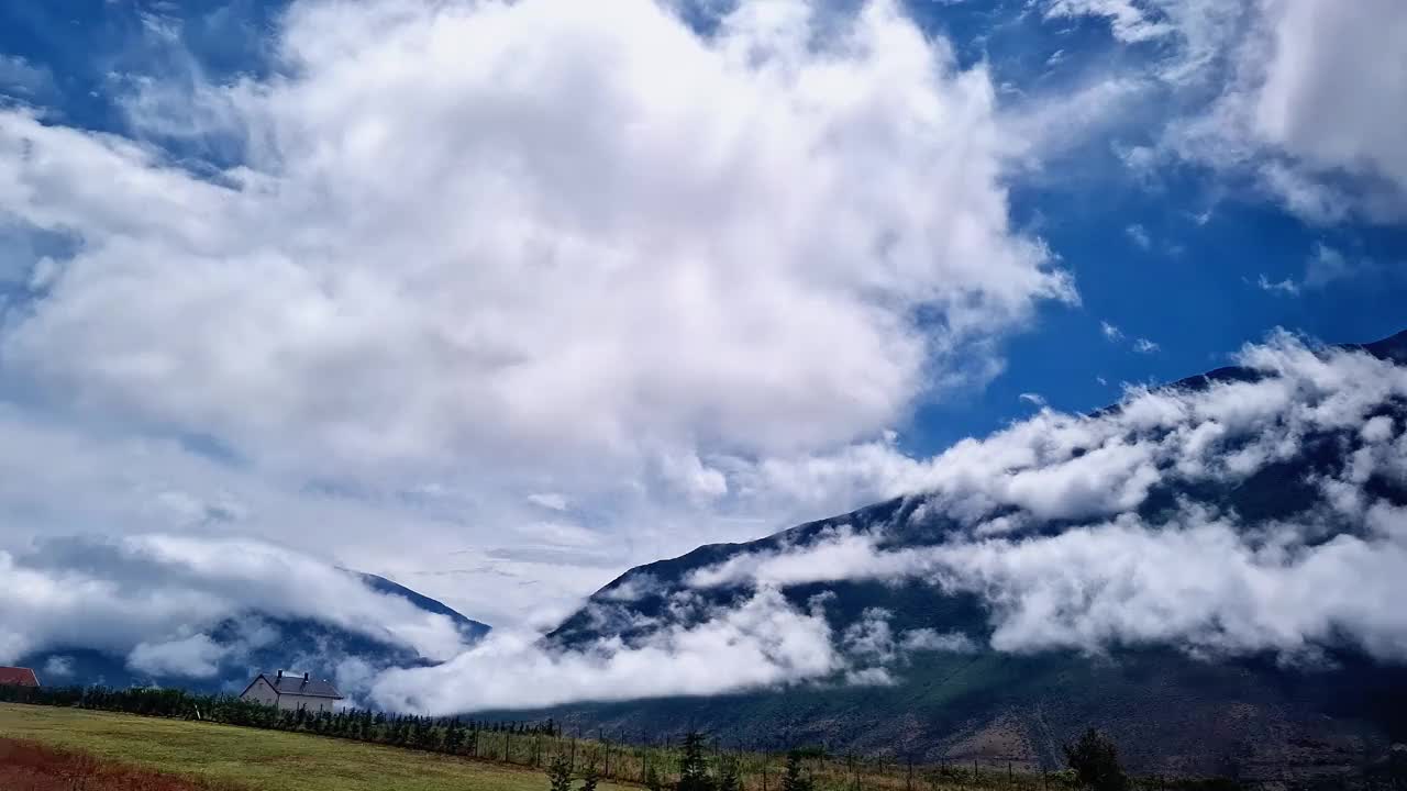 在高速公路上的巴士上，可以看到美丽的山峦和云彩视频下载