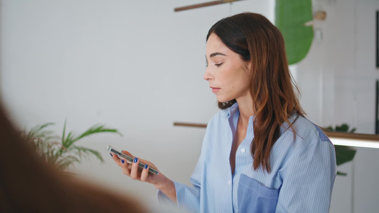 自信的女商人接听电话特写。女性职业装纸视频素材