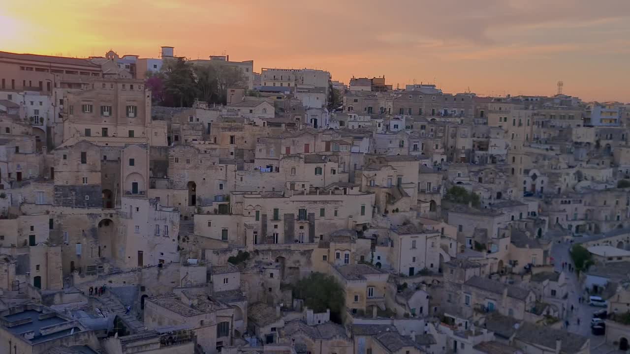 马泰拉假期，夏日，马泰拉古石与钟楼全景，夕阳斑斓的天空，欧洲文化之都2019，意大利文化度假和旅游概念视频素材