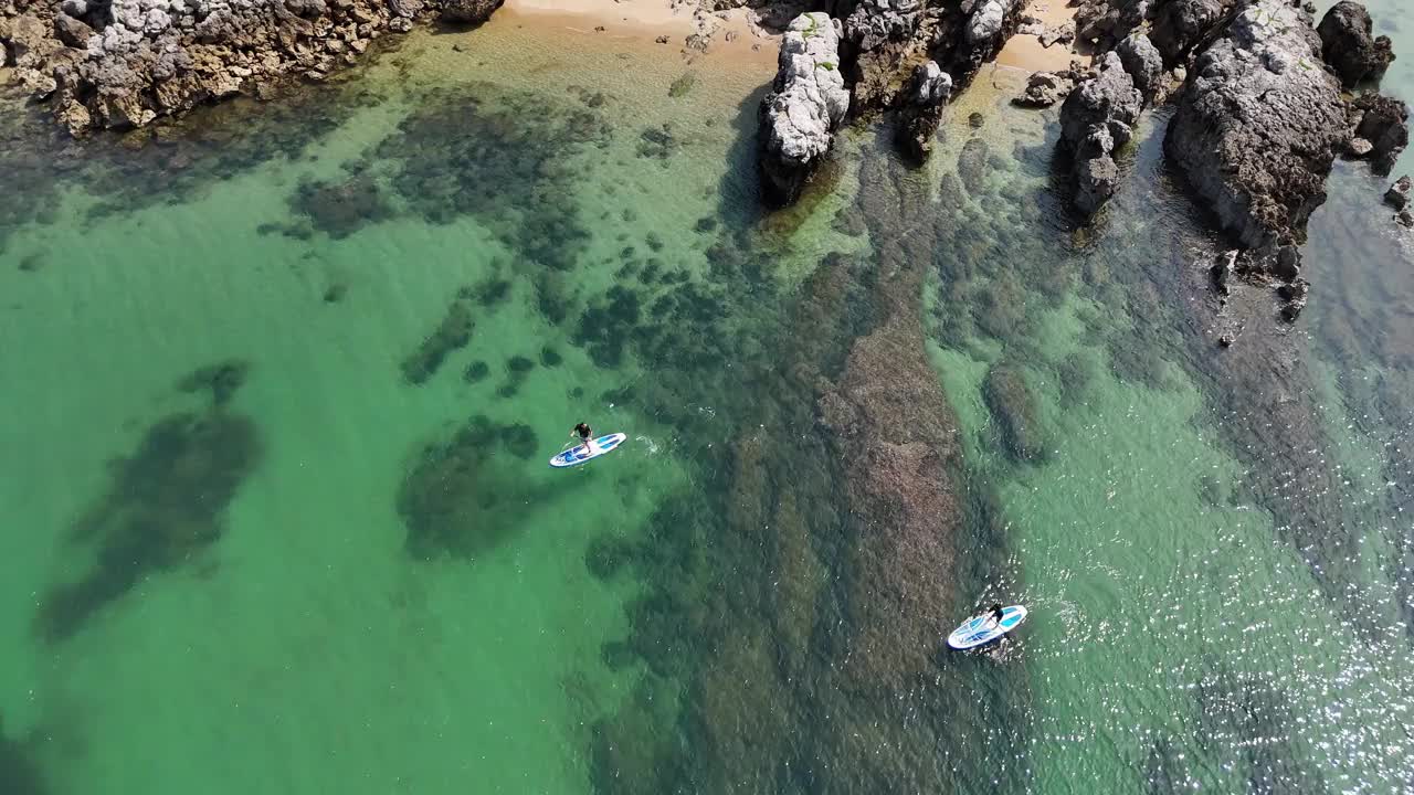 在海面上划桨冲浪视频素材