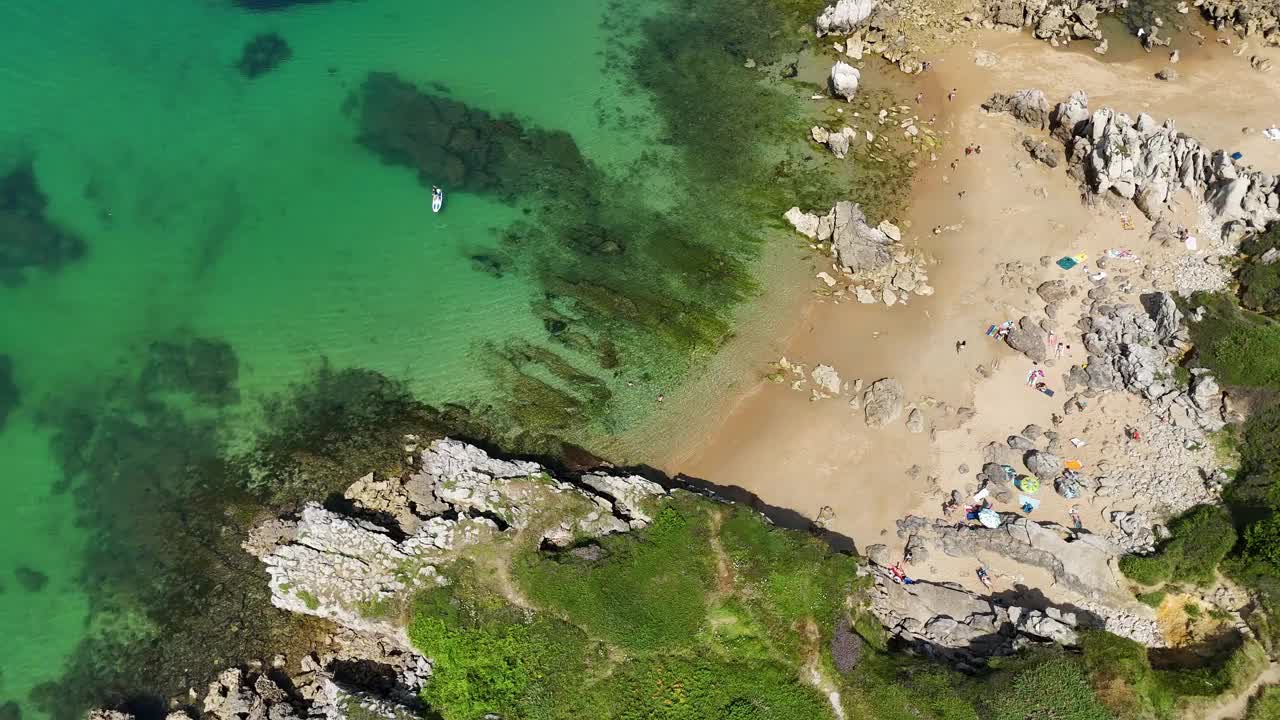 从上面看小岩石海滩视频素材