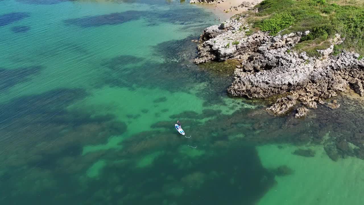 从上面看小岩石海滩视频素材