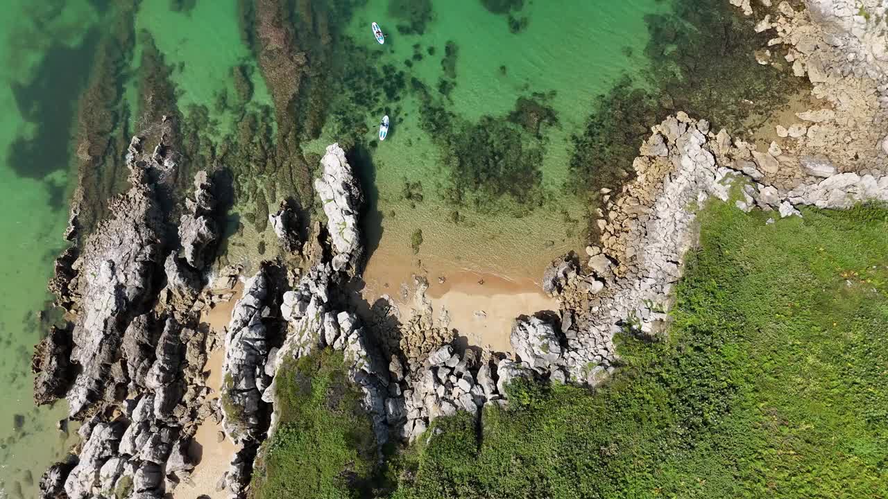 在海面上划桨冲浪视频素材