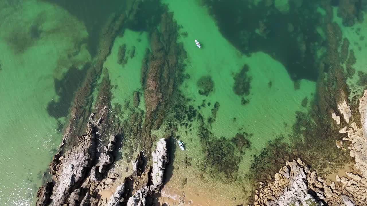 在海面上划桨冲浪视频素材