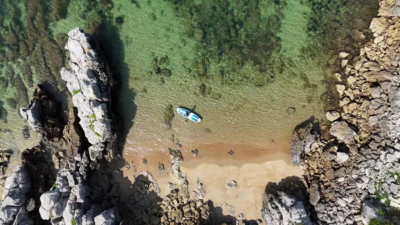 在海面上划桨冲浪视频素材