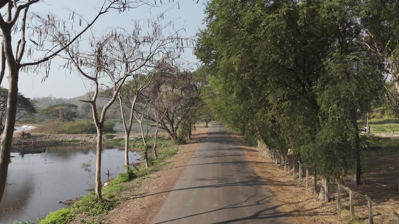 无人机拍摄的鸟瞰图是荒凉荒凉地区的一条道路的风景视频素材