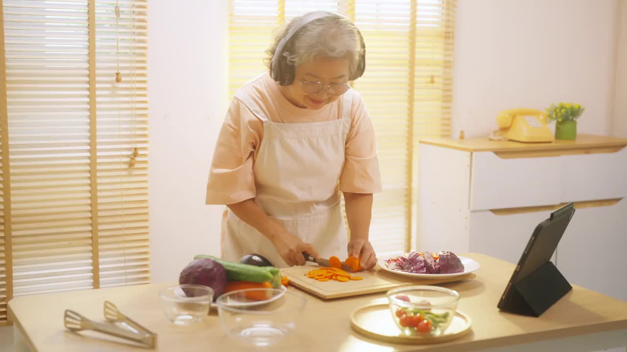 4K亚洲老妇人在家做饭。视频素材