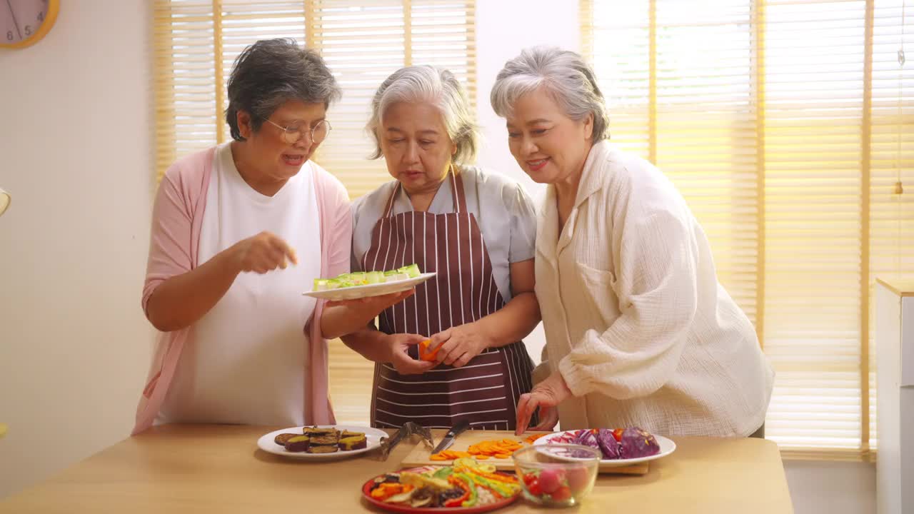 4K一群亚洲老妇人在家里一起做饭视频素材