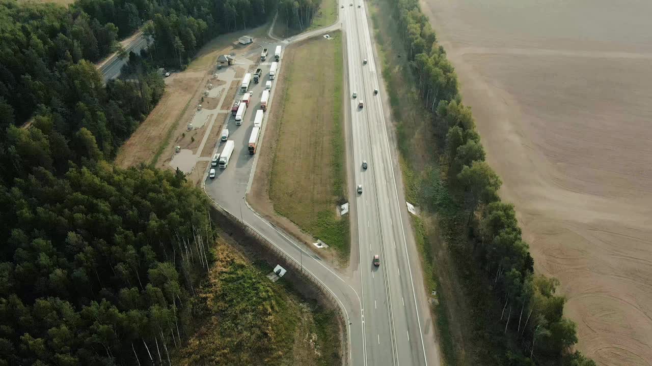 飞越多车道高速公路和休息停车场满是卡车和半卡车视频下载