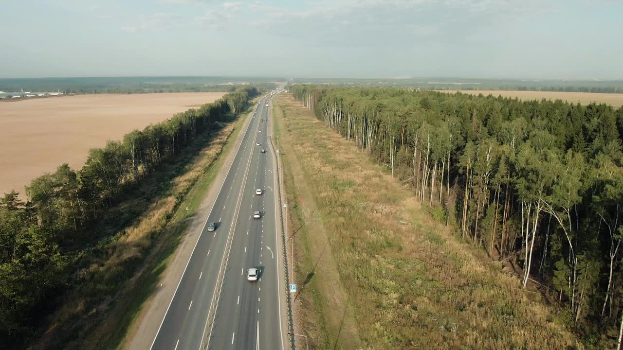 飞越多车道高速公路上的交通视频素材