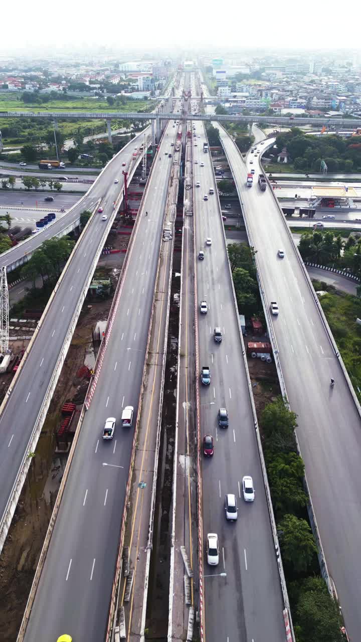 垂直鸟瞰图城市道路运输车在路口的车辆视频下载