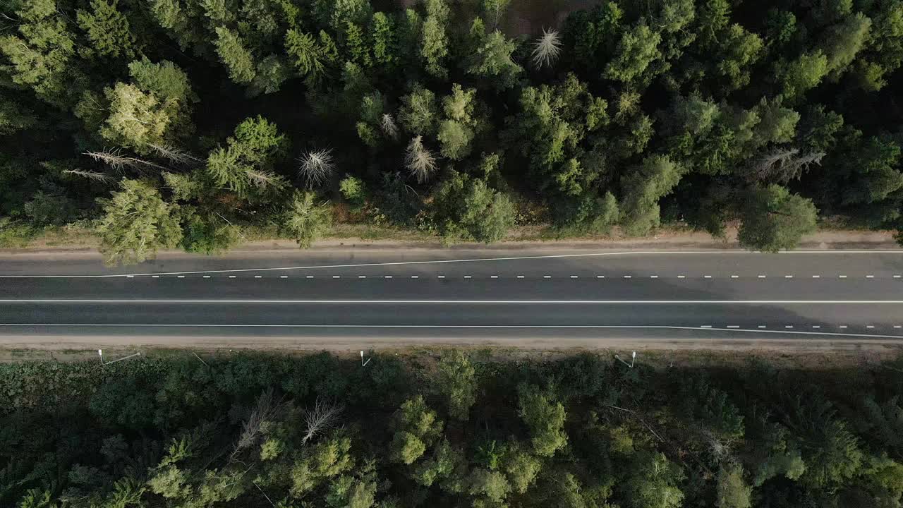 多车道高速公路上的道路交通鸟瞰图视频素材