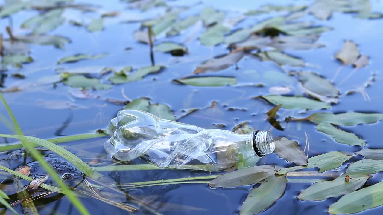 一个废弃的瓶子漂浮在湖面上视频素材