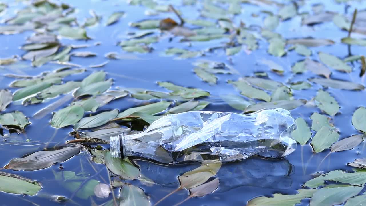 一个废弃的瓶子漂浮在湖面上视频素材