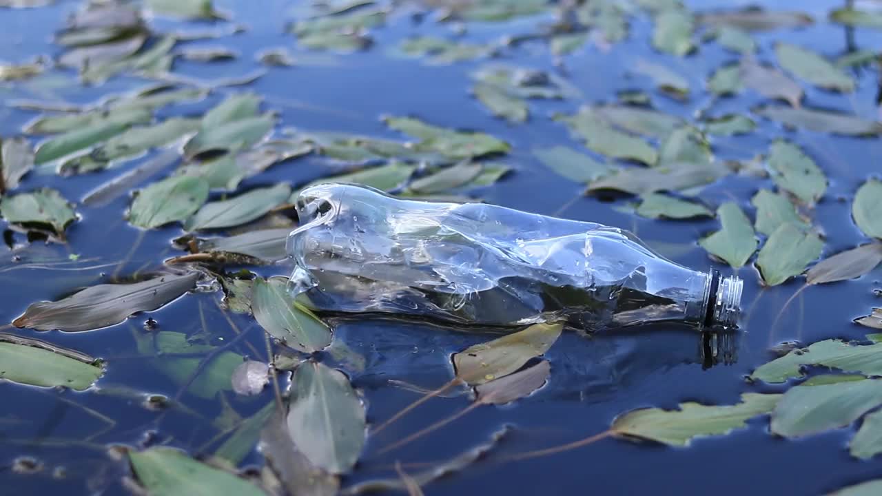 一个废弃的瓶子漂浮在湖面上视频素材