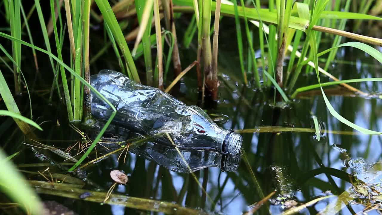 一个废弃的瓶子漂浮在湖面上视频素材