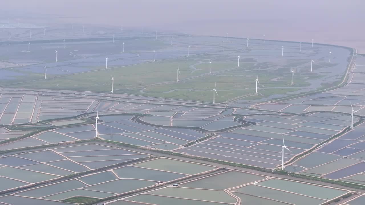 渔场周围风力涡轮机的航拍照片视频下载