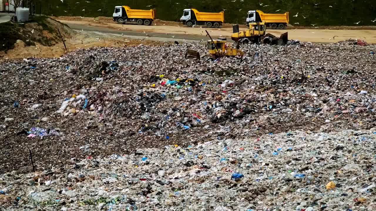 在城市垃圾场工作的建筑设备视频下载